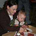 Maria und Noah beim Kosten