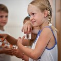 Pauline darf Wasser kosten