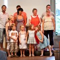 Die Schulkinder mit ihren Eltern