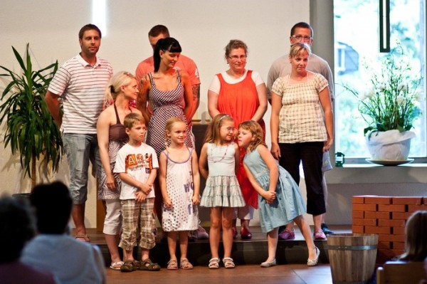 Die Schulkinder mit ihren Eltern