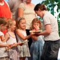 Maria überreicht kleine Abschiedsgeschenke