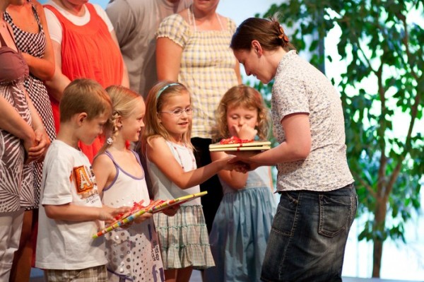 Maria überreicht kleine Abschiedsgeschenke