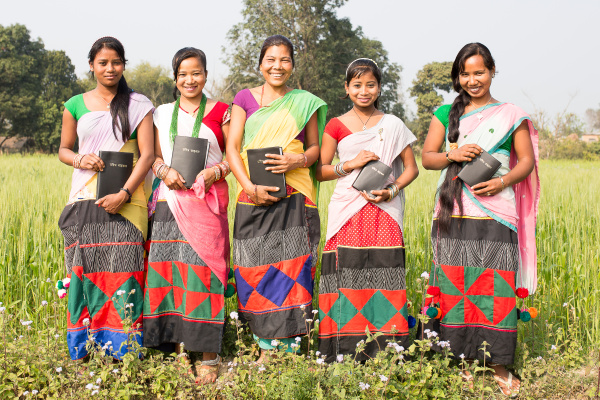BL_Nepal_Freude_ueber_Bibeln-001